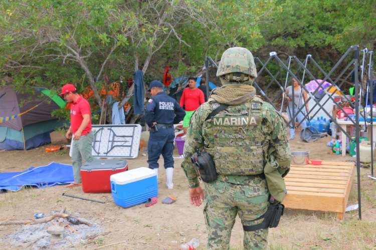 Desalojan 28 turistas de la isla Altamura en Angostura