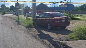 Persecuci&oacute;n a balazos deja auto baleado y chocado en Culiac&aacute;n&nbsp;