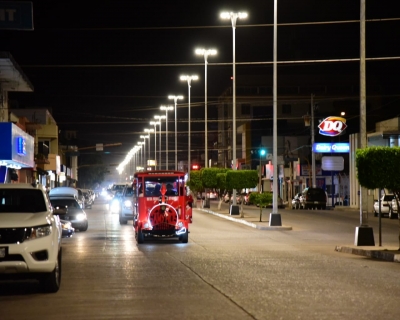 Gobernador y alcaldesa  levantan el switch para encender las nuevas luminarias de &quot;La Rosales&quot;