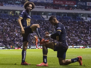 'Chino' Huerta da triunfo a Pumas con 'doblete' ante Puebla