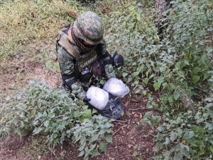 SEDENA y Polic&iacute;a Estatal activaron operativo para localizar a cuatro hombres que presuntamente ten&iacute;an en su poder un paquete de cristal y otro de goma de opio