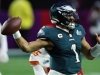 Jalen Hurts firma contrato con Filadelfia por m&aacute;s de 4 mil Millones de Pesos