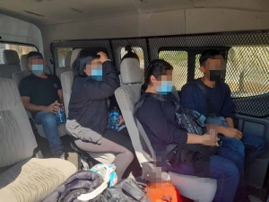 Aseguran a 5 hondureños en auto de supuesto funcionario de San Lázaro en Oaxaca