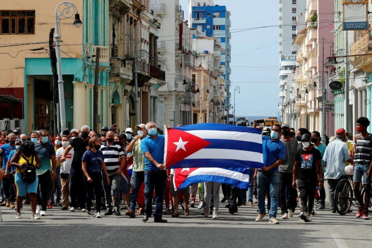 Marchan miles en La Habana a favor de la Revolución