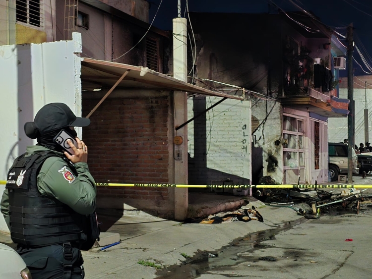 Mujer fallece quemada en incendio de casa provocado por sicarios en Infonavit Barrancos