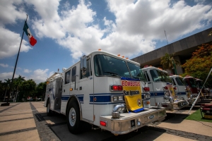 Rocha Moya entrega camiones de bomberos a seis municipios de Sinaloa
