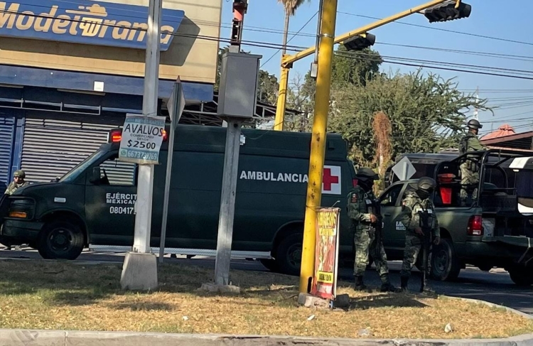 Ambulancia de la Sedena sufre accidente tipo choque y resulta una mujer lesionada