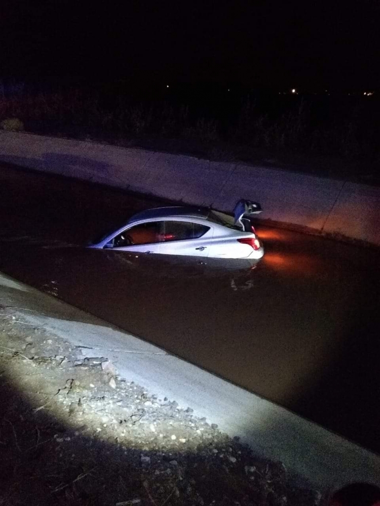 Cae carro a canal y jovencita sale herida