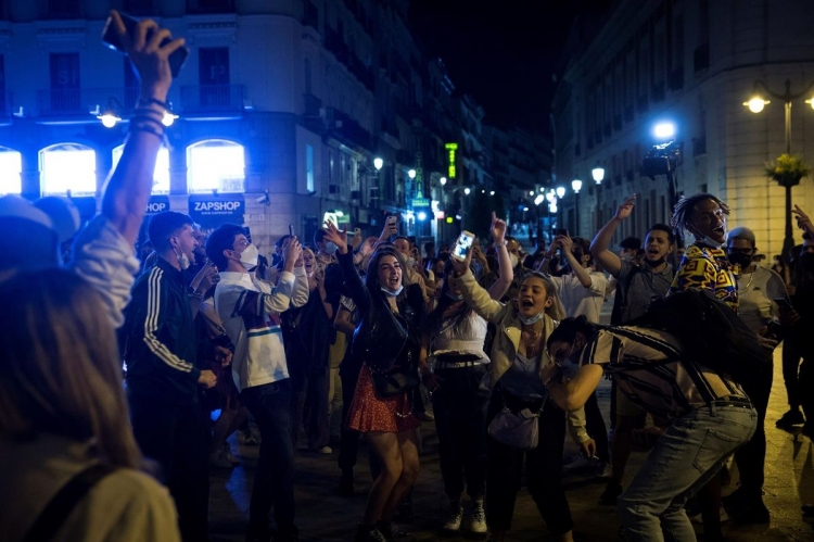 Universidad en Madrid realiza fiesta con más de 25 mil personas sin medidas sanitarias