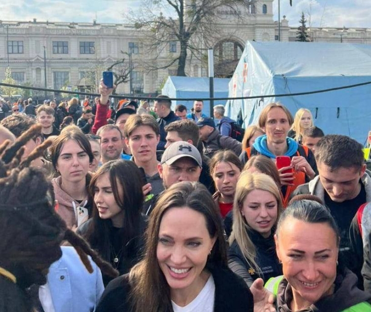 Angelina Jolie de visita en Ucrania visita a desplazados