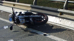 Por &#039;echar carreritas&#039;, motociclista cae de puente en Tlalpan y muere