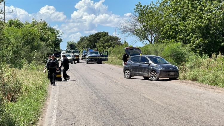 Hallan extremidades humanas esposadas en automóvil abandonado en Villa Juárez, Navolato