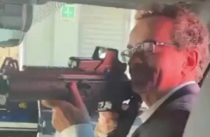 Reino Unido destituye a embajador en México por apuntar con un arma a empleado