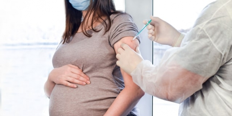 Embarazadas no vacunadas contra covid-19 son más propensas a ser hospitalizadas por contagio: estudio