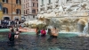 Ecologistas transforman la Fontana di Trevi en un símbolo de luto con sus acciones