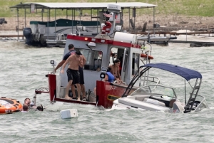 Se hunden barcos del desfile en apoyo a Trump en lago de Texas