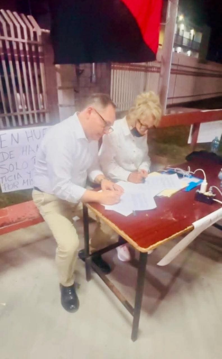 Tras irse a huelga de hambre, atiende Rector de la UADEO a maestra demandante