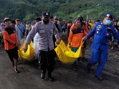Meditación grupal a orilla del mar acaba en tragedia en Indonesia; hay 10 muertos