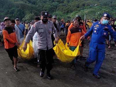 Meditaci&oacute;n grupal a orilla del mar acaba en tragedia en Indonesia; hay 10 muertos