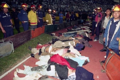 Al menos 17 muertos por ri&ntilde;a entre aficionados del Atlas y Queretaro en el estadio La Corregidora