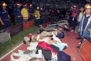 Al menos 17 muertos por ri&ntilde;a entre aficionados del Atlas y Queretaro en el estadio La Corregidora