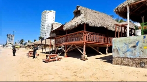 Ejecutan a dos hombres en la palapa de un hotel, en la playa de Mazatlán