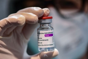 Pa&iacute;ses europeos suspenden vacuna de AstraZeneca; Reino Unido la defiende