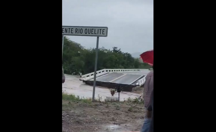 Se derrumba puente El Quelite, ríos y puentes del sur de Sinaloa se desbordan