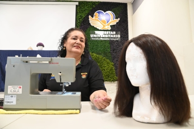La Unidad de Bienestar Universitario entrega de manera altruista pelucas oncol&oacute;gicas a pacientes de C&aacute;ncer de Mama