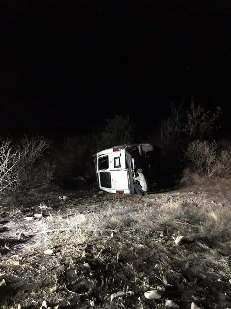 Dos heridos en volcadura en carretera a San Benito