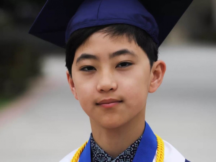Niño de 12 años se gradúa de la universidad... ¡con cinco títulos!
