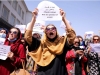 En Kabul, decenas de mujeres exigen a talibanes que respeten sus derechos