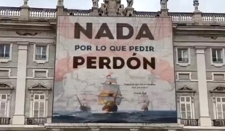 Colocan una supuesta lona colgada en la fachada del Palacio Real de Madrid