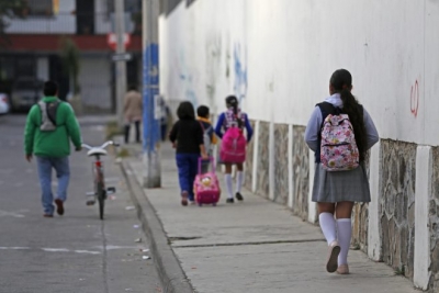 Padres de familia en NL presionan con regreso a clases