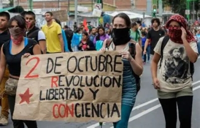 Grupos de choque irrumpen con violencia en la marcha del 2 de octubre en el Zócalo de la CDMX