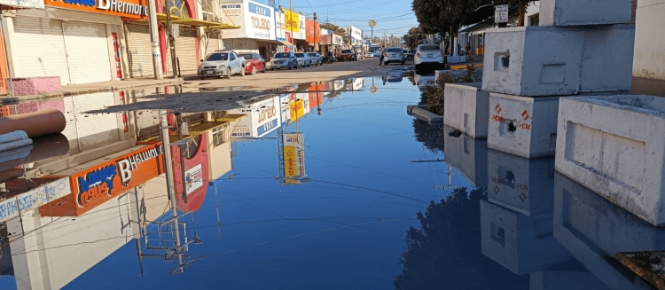 Brotan aguas negras en las calles del Centro de Navolato