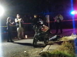 Mueren madre e hijo en choque de moto contra camioneta, en Navolato