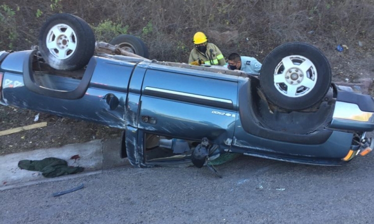 Nueve integrantes de una familia resultan lesionados en volcadura por la carretera México 15