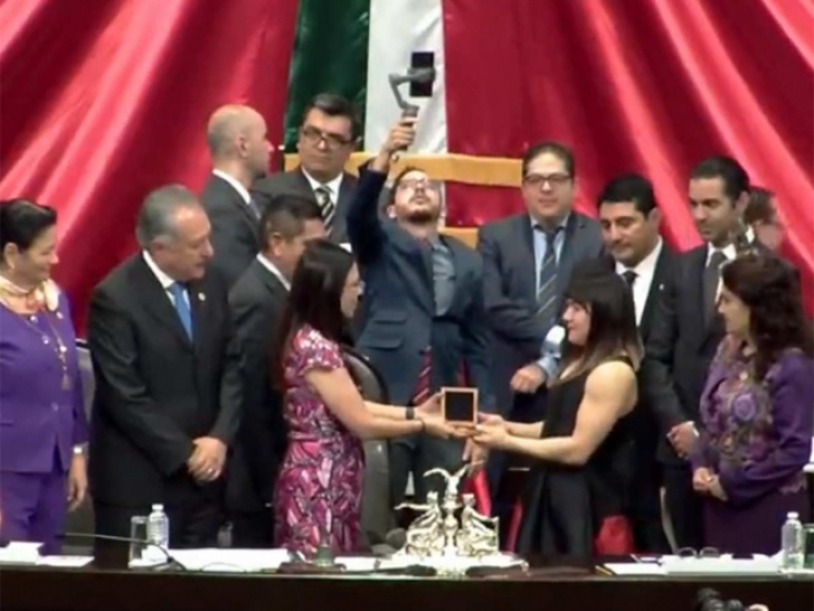 Entregan la Medalla al M&eacute;rito Deportivo a la gimnasta Alexa Moreno