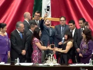 Entregan la Medalla al M&eacute;rito Deportivo a la gimnasta Alexa Moreno