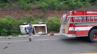 Volcadura de camioneta por la carretera Culiac&aacute;n-Imala deja j&oacute;venes heridos