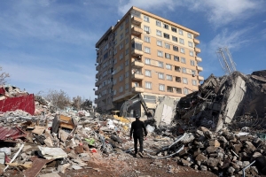 Terremoto en Turqu&iacute;a y Siria supera los 5,100 muertos, mientras rescatistas enfrentan lluvia, nieve y una r&eacute;plica de 7.5 grados