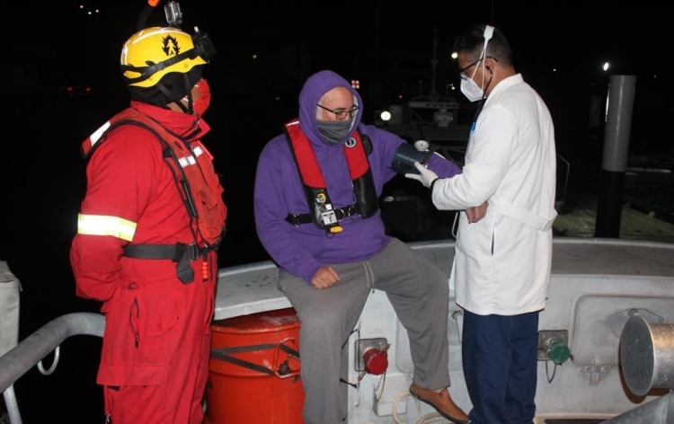 Rescata Semar a dos turistas estadounidenses varados en las costas de Ensenada