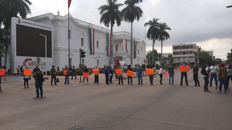 Alcalde Estrada Ferreiro vuelve con los moches a cheques de policías