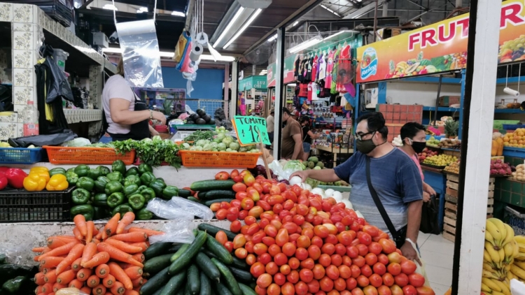 No bajan la guardia locatarios del Mercado contra el Covid-19