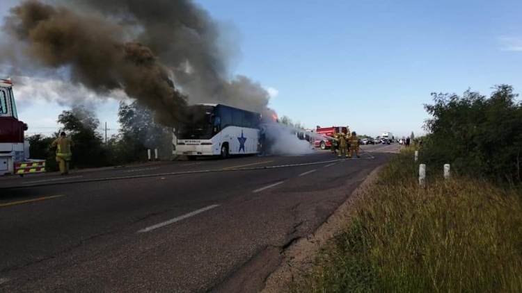 Se incendia camión de pasajeros en las cercanías de Villa Benito Juárez
