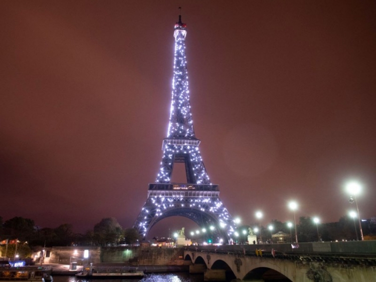 Par&iacute;s apagar&aacute; iluminaci&oacute;n de Torre Eiffel y otros monumentos ante crisis energ&eacute;tica