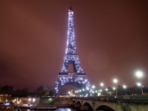 París apagará iluminación de Torre Eiffel y otros monumentos ante crisis energética