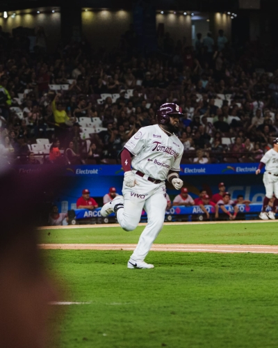 El jardinero Dwight Smith Jr. renueva con los Tomateros