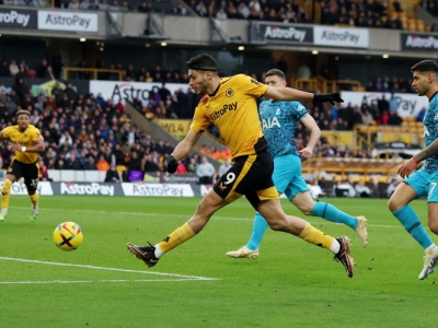 Ra&uacute;l Jim&eacute;nez propici&oacute; la victoria del Wolverhampton, en el futbol ingl&eacute;s